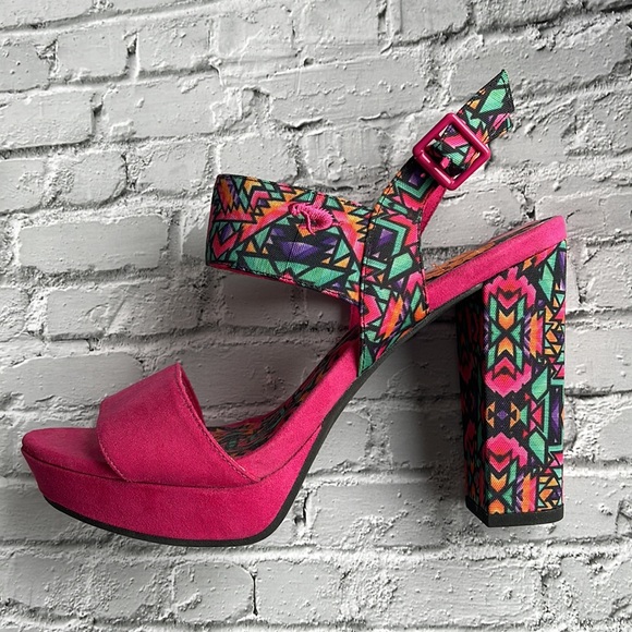 ROCKET DOG | Enhance Your Prance Heels in Bold Southwest - Picture 10 of 14